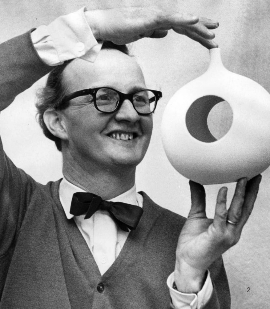 Svartvit porträttbild på designern Stig Lindberg som designt det ikoniska Herbarium-mönstret som nu pryder Docksta Sko. 